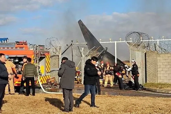 Экстренные службы на месте крушения. Фото © X / Mario Nawfal