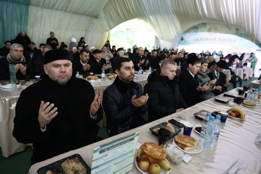 Рамадан ― это главный религиозный праздник мусульман, поскольку считается, что именно в этом лунном месяце пророку Мухаммеду были ниспосланы первые откровения Корана. Фото © Агентство "Москва" / Кирилл Зыков 