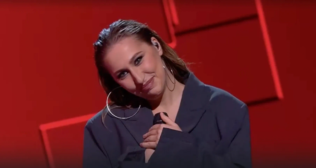 Участница шоу "Голос" Полина Чусовитина, которая исполнила хит Любови Успенской "Пропадаю я". Фото © 1tv.ru