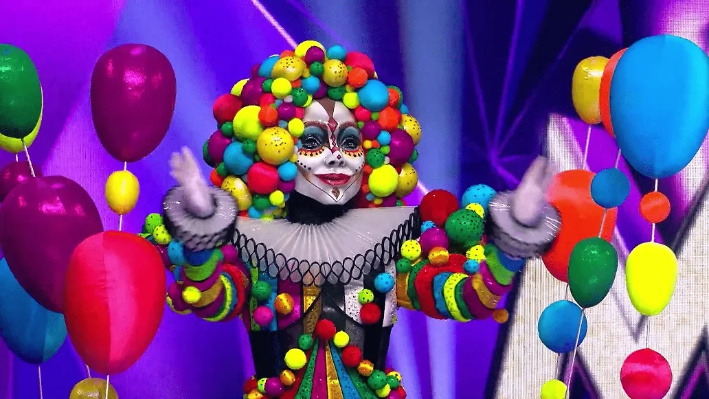 Жюри долго не могло отгадать, кто скрывается под маской Арлекина в 5-м сезоне шоу "Маска". Фото © ntv.ru