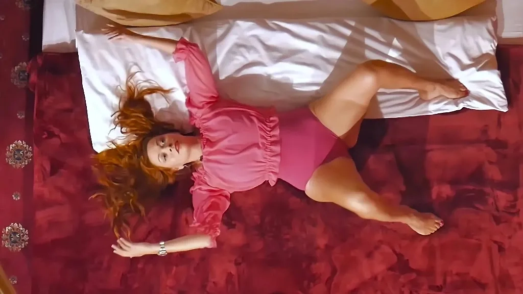 Без партнёра выглядит ещё эффектнее. Кадр из видео © YouTube / Настоящая психология с Екатериной Фёдоровой