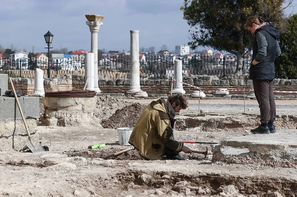 В ходе раскопок в заповеднике "Херсонес Таврический" были найдены захоронения, по предварительным данным, IX–XIII веков, а также фрагмент каменной статуи, по предварительным данным, I–III веков. Фото © Сергей Мальгавко / ТАСС 