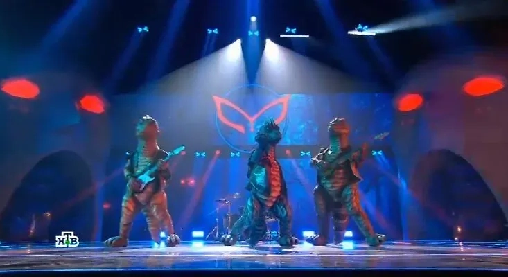 Самая загадочная маска проекта — кто скрывается в Змее Горыныче? Целых три человека — в одной маске. Фото © NTV.ru