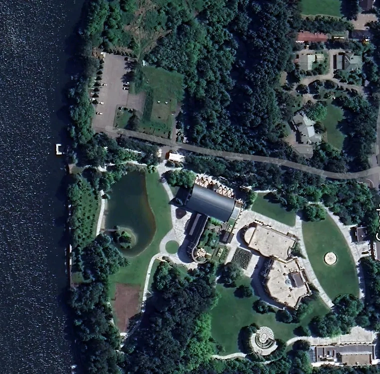Роскошь и величие замка на берегу Москвы-реки в одном из самых престижных рублёвских посёлков — "НПИЗ "Речное" — поражает. Фото © earth.google
