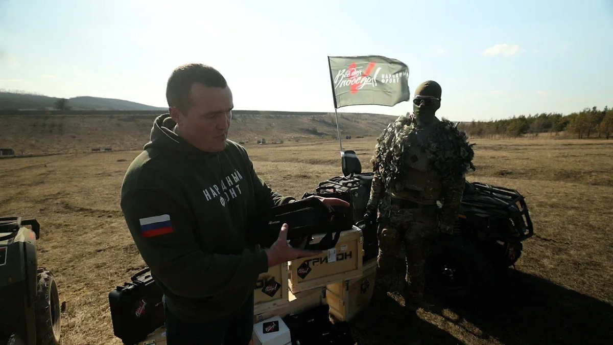 Лебедев передаёт военным собранную в рамках сбора амуницию и технику. Фото © Предоставлено Life.ru