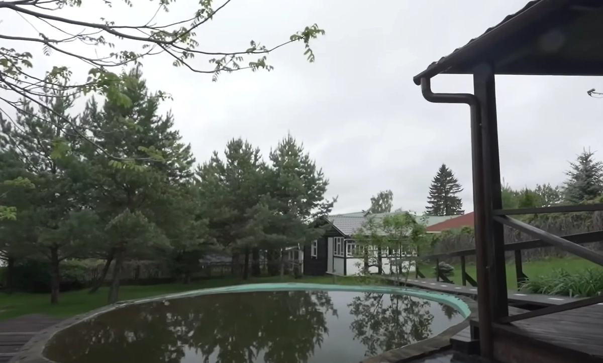 Участок Василия Уткина. Фото © Youtube / "Осторожно: Собчак"