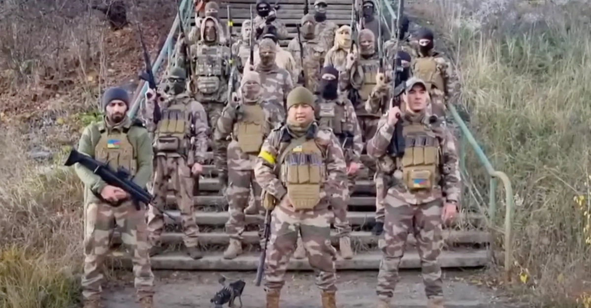 Кудайбек уулу Алмаз угрожает России. Фото © YouTube / Eva Morales