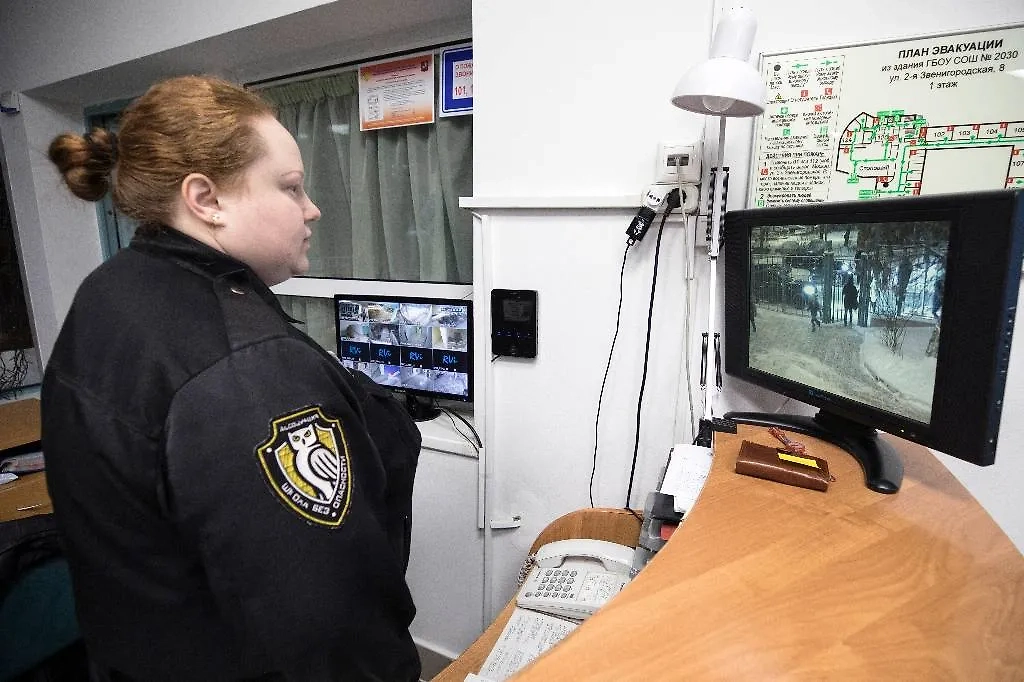 Среди сотрудниц ЧОПов в России довольно много женщин. Фото © Михаил Джапаридзе / ТАСС 