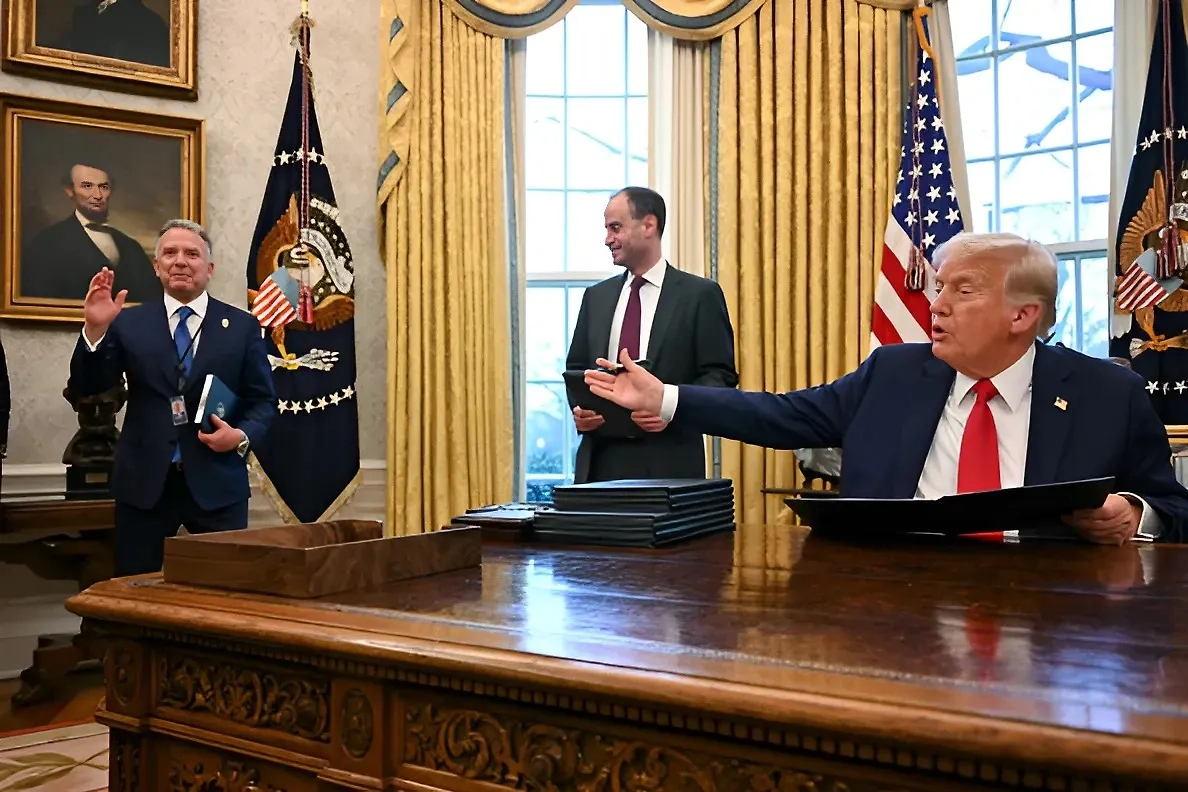 Дональд Трамп и спецпосланник президента США Стивен Уиткофф. Фото © Gettyimages / JIM WATSON 