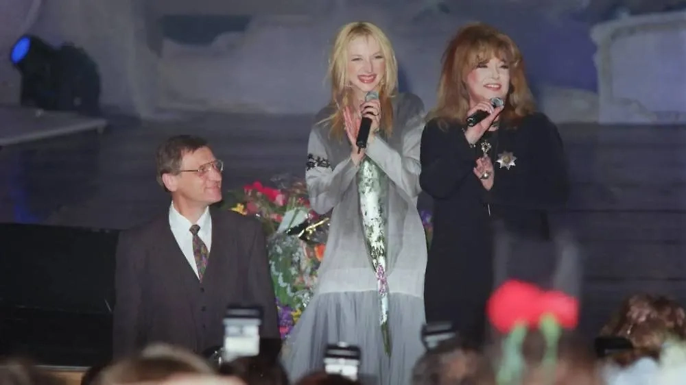 От Орбакаса до Галкина: все официальные браки Аллы Пугачёвой. (справа налево) Алла Пугачёва, её дочь Кристина Орбакайте и отец Кристины Миколас Орбакас. Фото © ТАСС / Антон Денисов