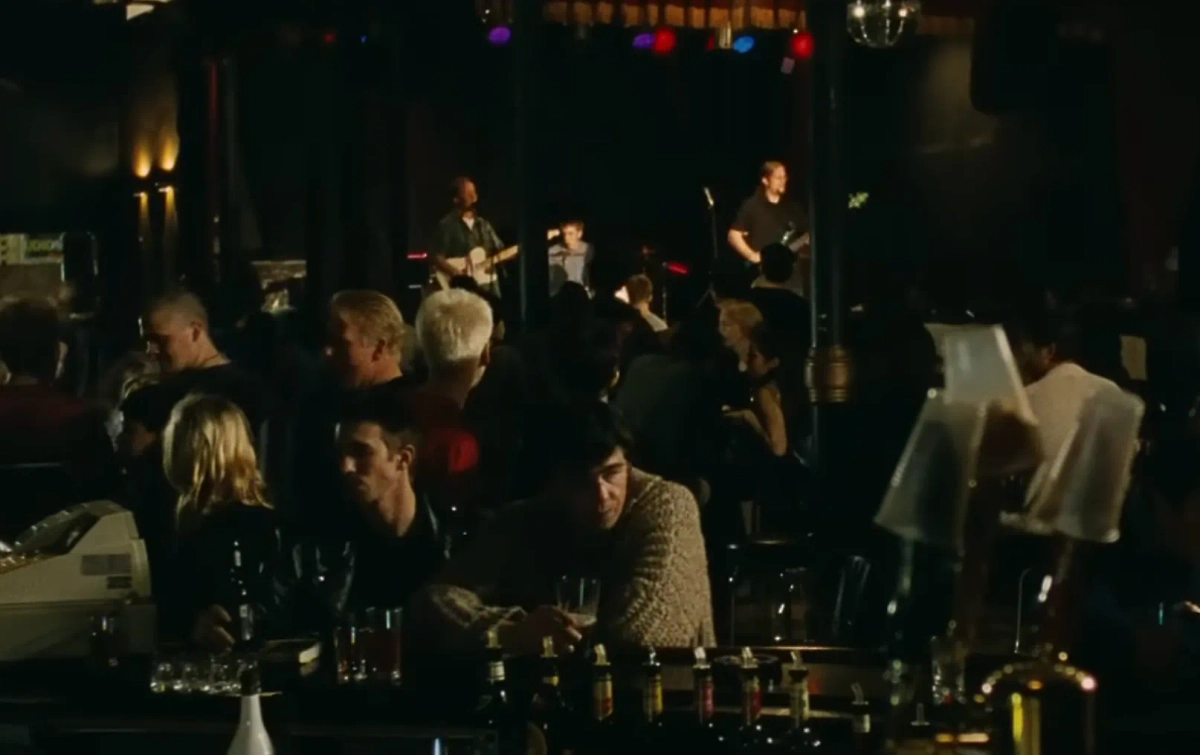 Эмо-группа воспела в своих песнях город, где Барнетты оставили свою приёмную дочь одну в не оборудованной для человека с инвалидностью квартире. Фото © Кадр из фильма «Брат-2». Режиссёр Алексей Балабанов, сценарий Алексей Балабанов / Kinopoisk