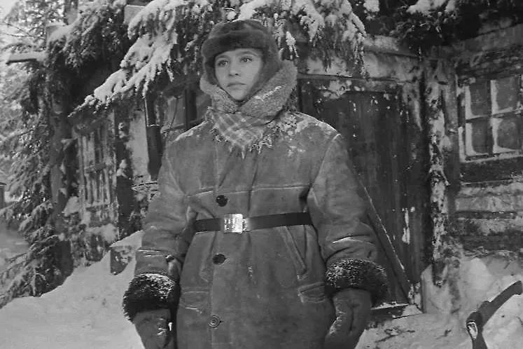 «Девчат» снимали в августе, поэтому пришлось навалить бутафорского снега, от которого у актёров была аллергия. Фото © Кадр из фильма «Девчата», режиссёр Юрий Чулюкин, сценарист Борис Бедный / Kinopoisk