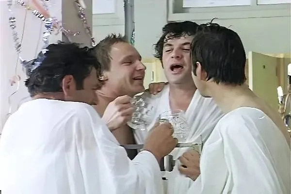 Съёмки «Иронии судьбы» проходили в подвале с настоящей водкой. Фото © Кадр из фильма «Ирония судьбы, или С лёгким паром!», режиссёр Эльдар Рязанов, сценарист Эмиль Брагинский, Эльдар Рязанов / Kinopoisk