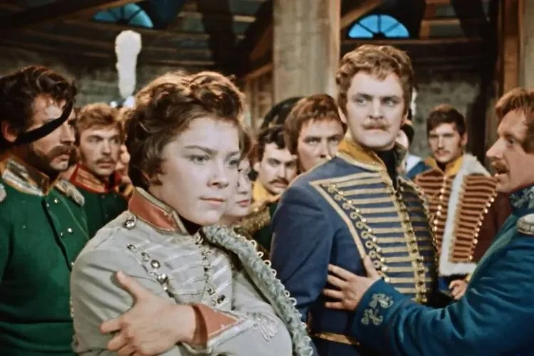 В «Гусарской балладе» Шурочка Азарова нарезает французов настоящим холодным оружием. Фото © Кадр из фильма «Гусарская баллада», режиссёр Эльдар Рязанов, сценарист Александр Гладков / Kinopoisk