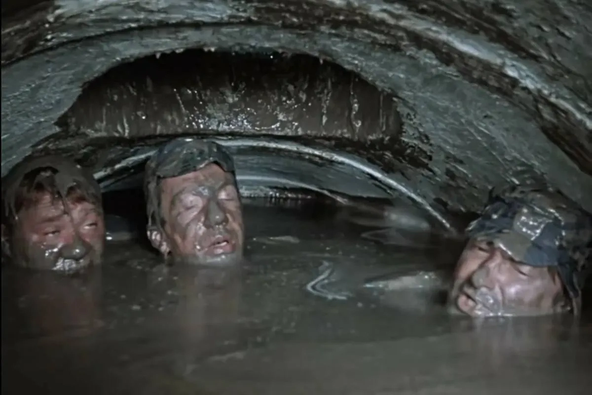 Цемент сделали из продуктов питания, но всё равно жижа получилась липкой и вонючей. Фото © Кадр из фильма «Джентльмены удачи», режиссёр Александр Серый, сценаристы Георгий Данелия, Виктория Токарева / Kinopoisk