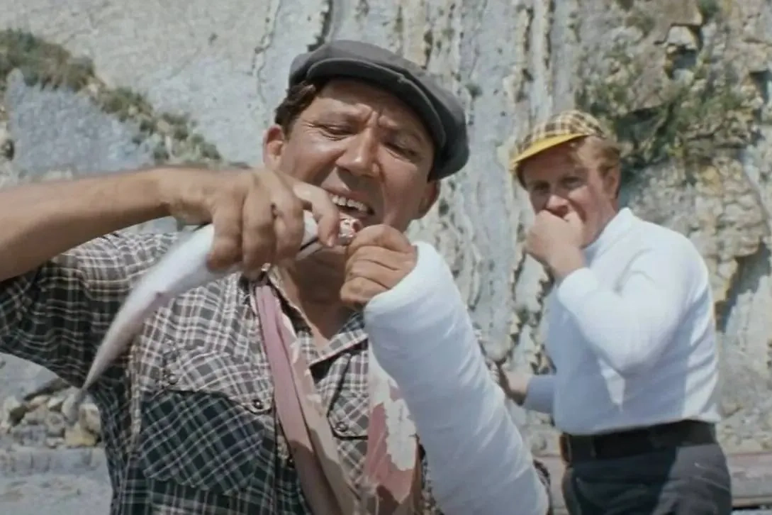 На съёмки «Бриллиантовой руки» приезжали спасатели на катере. Фото © Кадр из фильма «Бриллиантовая рука». Режиссёр Леонид Гайдай, сценаристы Леонид Гайдай, Яков Костюковский, Морис Слободской / Kinopoisk