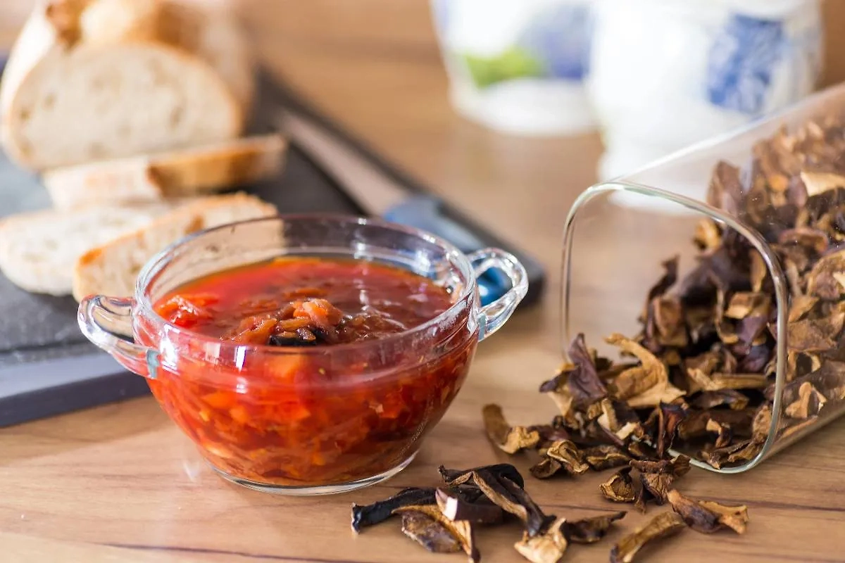 Борщ варится и на основе сушёных грибов. Фото © Shutterstock / FOTODOM / Peredniankina