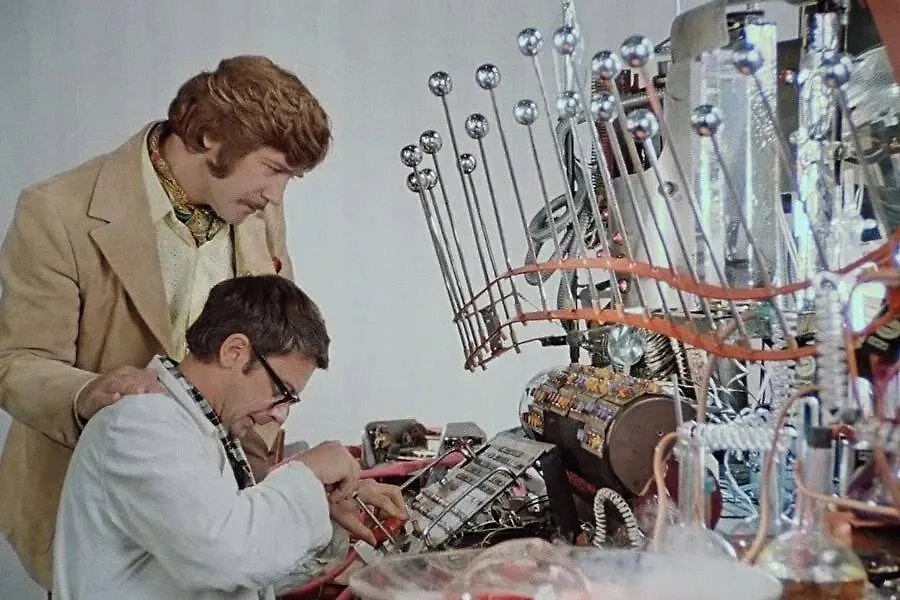 Машину времени сначала создали инженеры, но перестарались: аппарат был огромным, будто Голиаф. Фото © Кадр из фильма  «Иван Васильевич меняет профессию» (1973), режиссёр Леонид Гайдай, сценаристы Владлен Бахнов, Леонид Гайдай, Михаил Булгаков / Kinopoisk