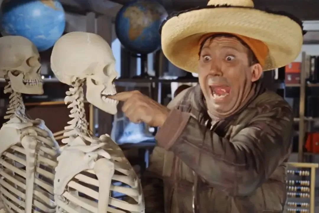 Юрий Никулин заскучал на площадке, а оператор не выключил камеру. Так получился шикарный эпизод для фильма. Фото © Кадр из фильма «Операция «Ы» и другие приключения Шурика», режиссёр Леонид Гайдай, сценаристы Леонид Гайдай, Яков Костюковский, Морис Слободской / Kinopoisk