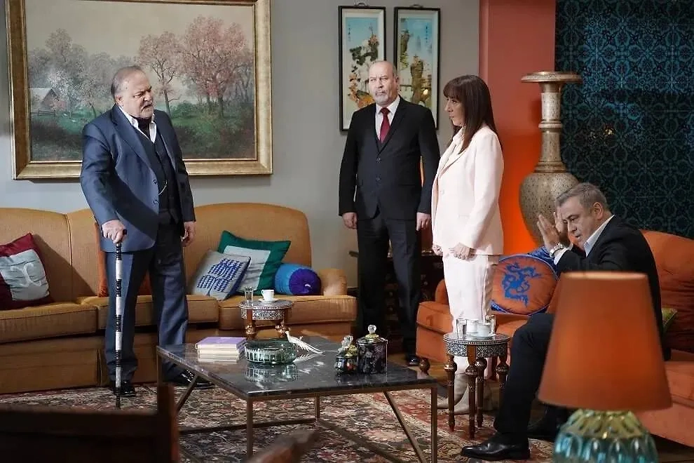 Семейная сцена в финале вызвала много вопросов. Фото © Кадр из фильма «Зимородок», режиссёр Бурджу Алптекин, сценарист Гюльсерен Будайджиоглу / Kino-teatr