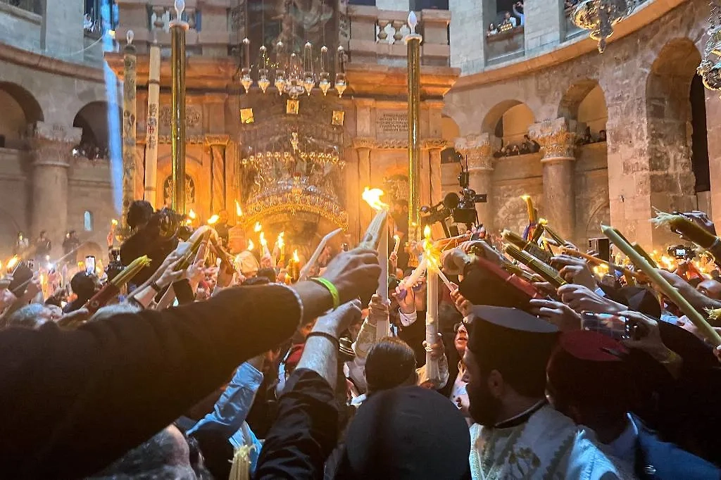 Может же такое быть? Или Благодатный огонь — это действительно чудо Господне? Фото © ТАСС / Иван Батырев