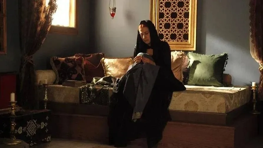 Гаремные порядки: жестокие наказания для красавиц-наложниц. Фото © Кадр из сериала «Великолепный век», режиссёры Дурул Тайлан, Ямур Тайлан, Ягыз Алп Акайдын и др., сценаристы Мераль Окай, Йылмаз Шахин / Kinopoisk