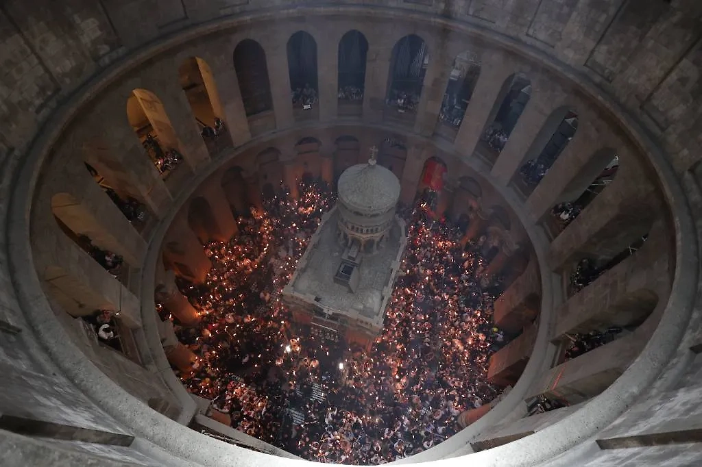 Церемония схождения Благодатного огня — самый масштабный православный праздник. Фото © ТАСС / EPA / ABIR SULTAN