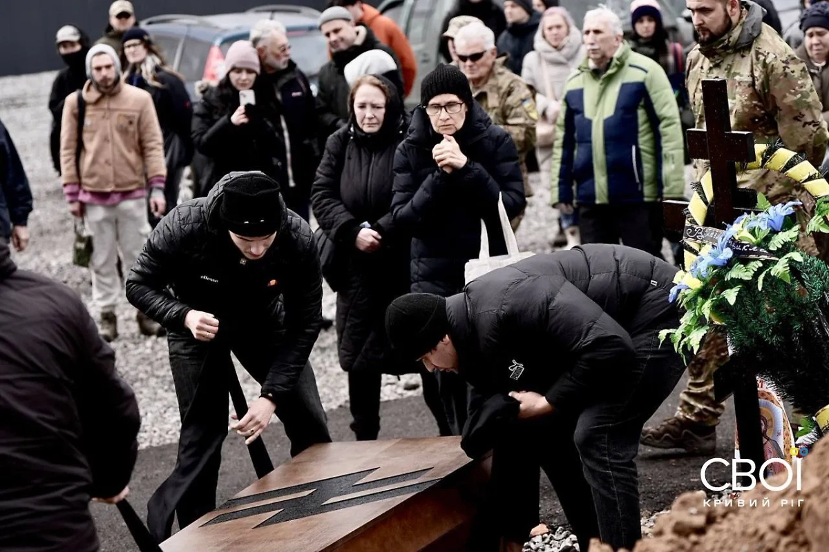 Символика «Азова»* оказалась даже на гробу уничтоженной нацистки.  svoi.kr.ua 