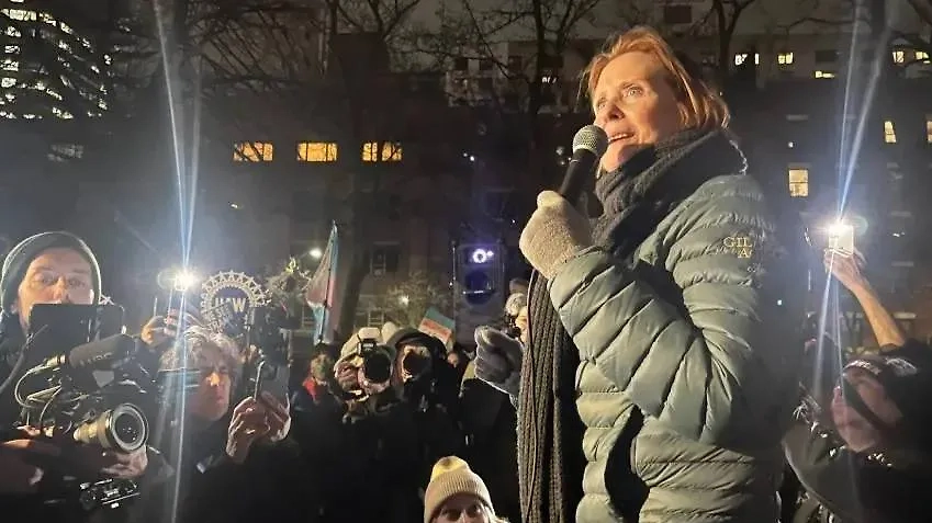 Синтия Никсон возглавила митинг против запрета смены пола у детей на федеральные деньги. Фото © YouTube / Democracy Now!