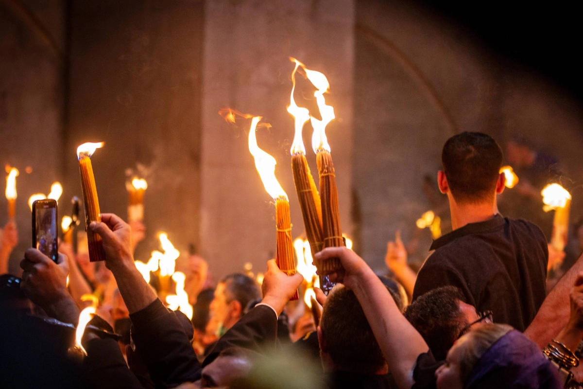 Благодатный огонь сходит каждый год в честь воскрешения Христа. Фото © Wikipedia / DedaSasha