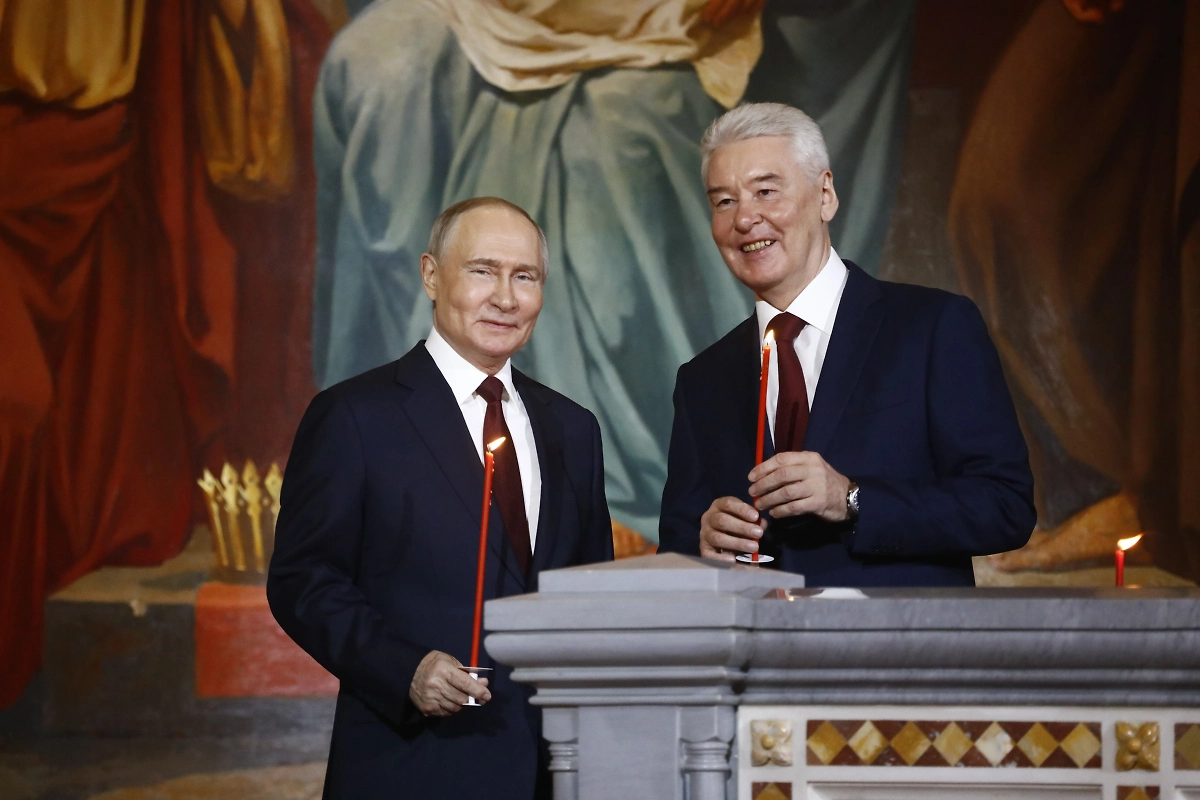 Владимир Путин и Сергей Собянин в храме Христа Спасителя в Москве на пасхальном богослужении. Фото © Life.ru / Андрей Тишин