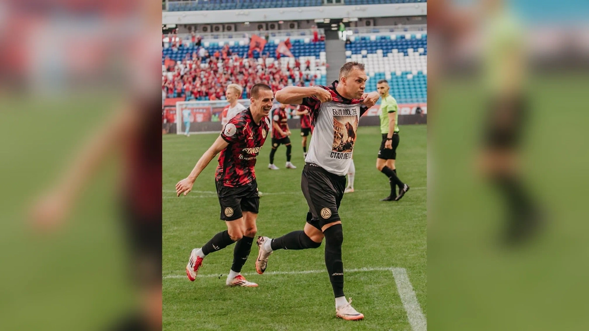 Дзюба показал футболку со львом после гола в ворота «Спартака». Фото © Telegram / ФК «Акрон» Тольятти