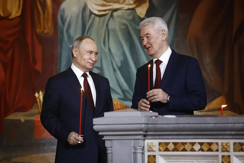 Владимир Путин и Сергей Собянин на пасхальном богослужении в храме Христа Спасителя. Фото © Life.ru / Андрей Тишин