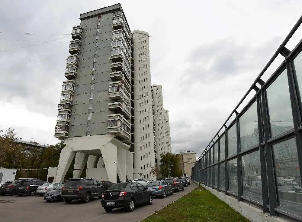 Дом-сороконожка на Беговой: пугающее здание на 40 ножках. Фото © ТАСС / Николай Галкин