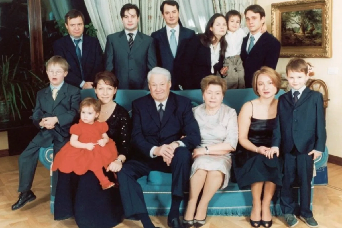 Посередине стоит Валерий Окулов. Правее стоит и держит в руках ребёнка его падчерица, Екатерина Сорокина. Фото © Фото © Instagram (признан экстремистской организацией и запрещён на территории Российской Федерации) / yumashkaa