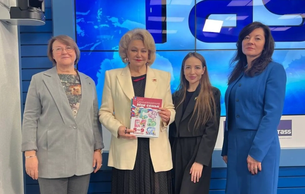 Ксения Мосунова (в чёрном) и Нина Останина (в белом) представляют написанные ими учебники. Фото © VK / Ксения Мосунова