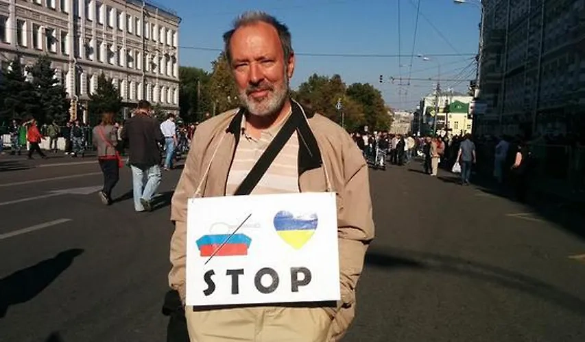 Муж Екатерины Сорокиной (ныне покойный) на митинге против возвращения Крыма в состав России в 2014 году. Фото © ua-ru.info