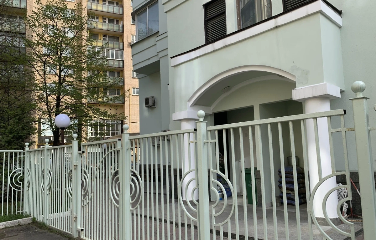 Лужковский клубный дом в переулках Арбата. Фото © 2gis