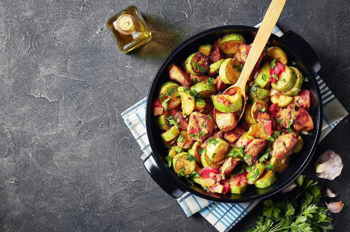 Из курицы и овощей получается универсальное рагу. Фото © Shutterstock / FOTODOM / from my point of view