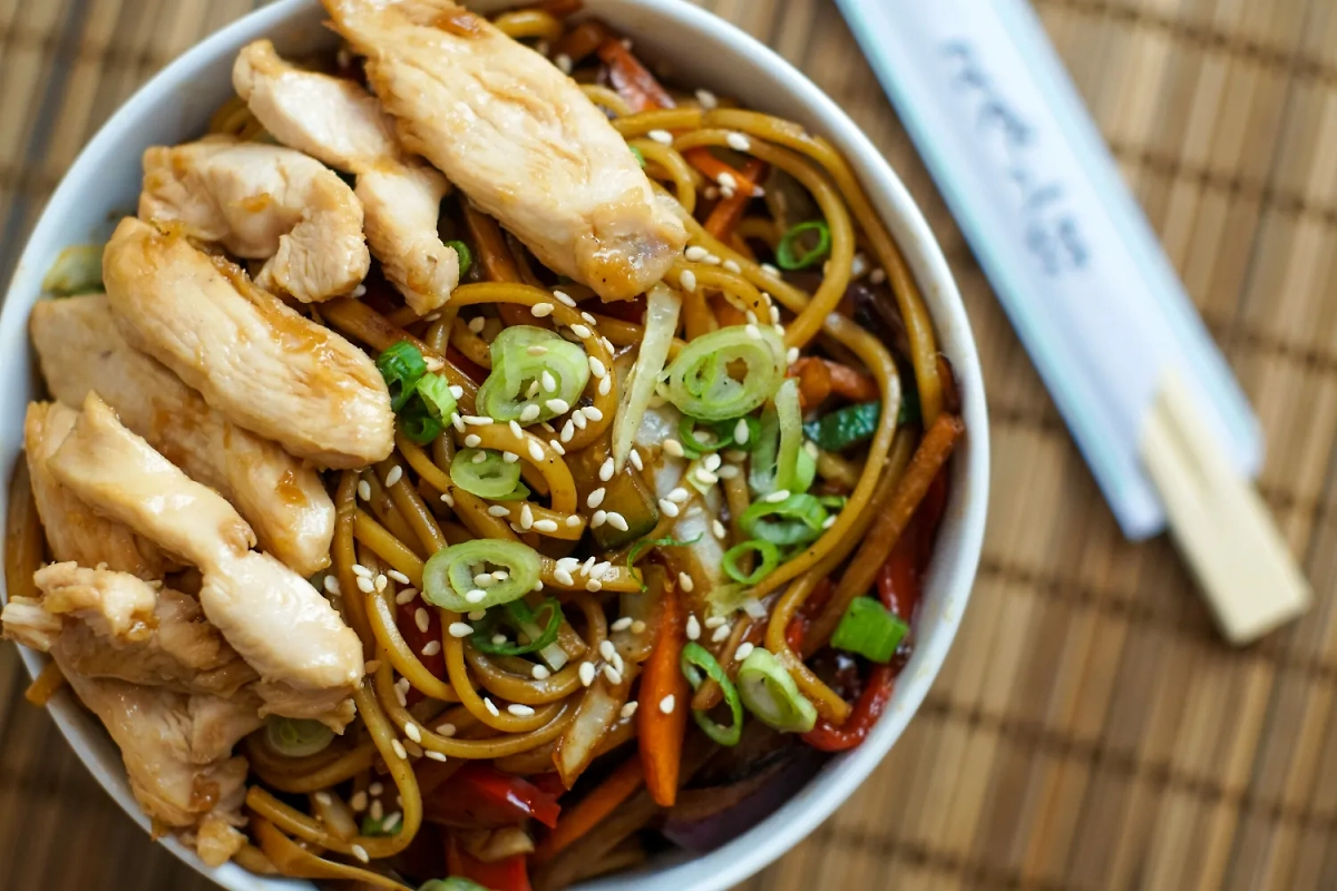 Курица сочетается с фунчозой и другой лапшой. Фото © Freepik