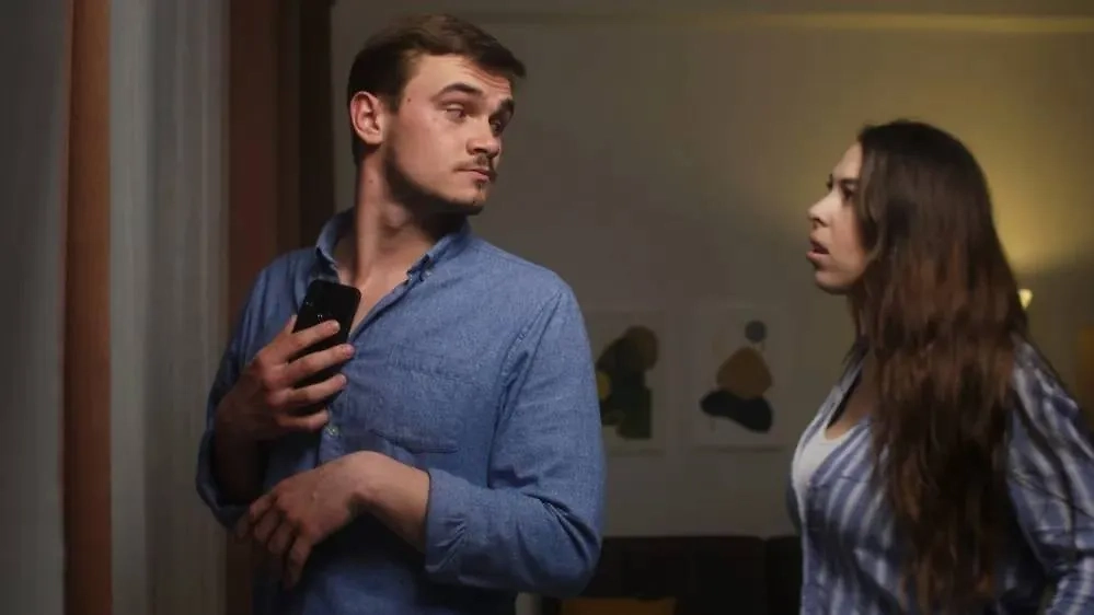 Психолог назвала 7 явных признаков романа мужчины на стороне. Фото © Shutterstock / FOTODOM / ProCinemaStock