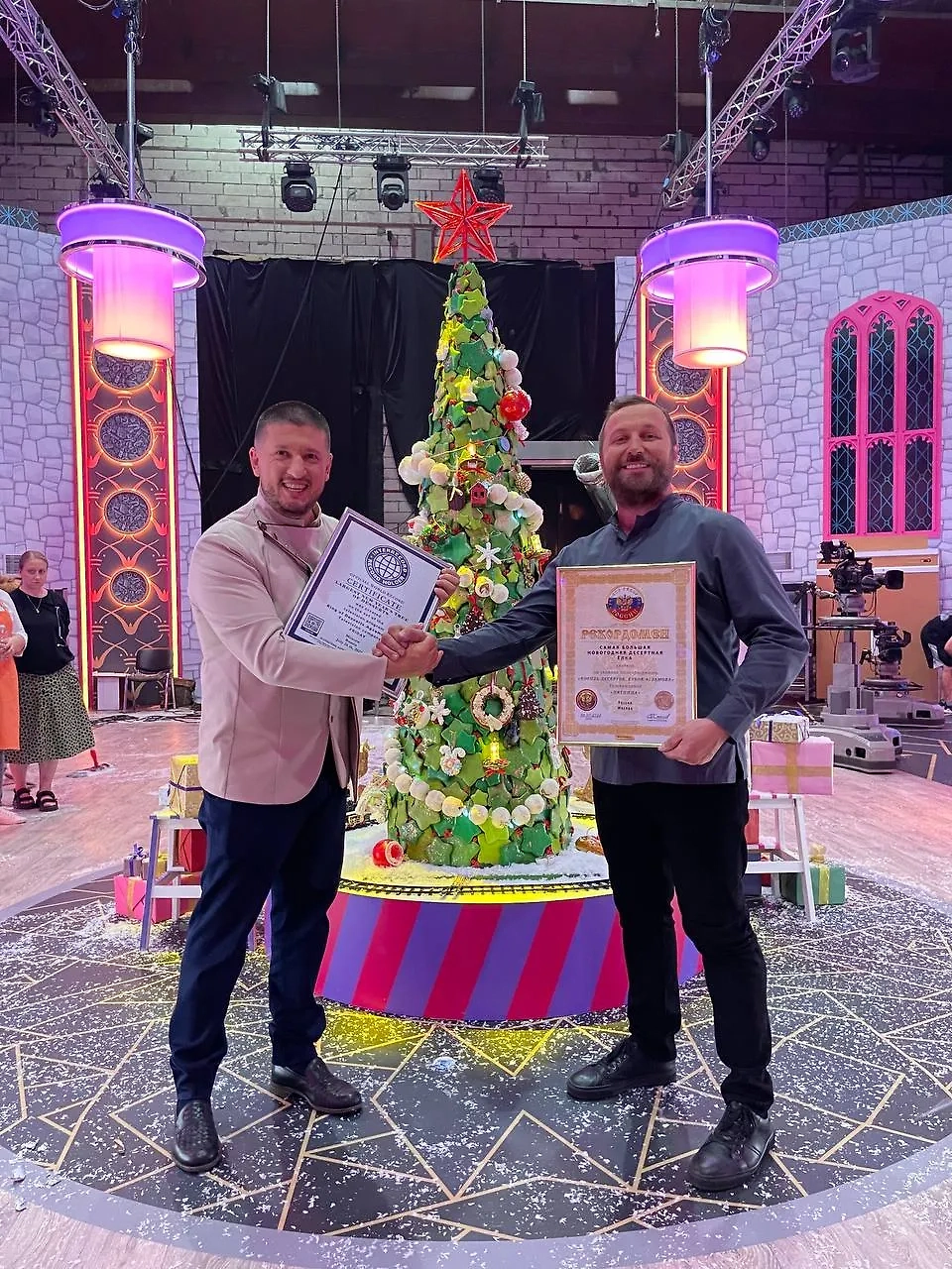 Гагарин получил награду от известного кондитера Рената Агзамова. Фото © Instagram (признан экстремистской организацией и запрещён на территории Российской Федерации) / gagarin_nick