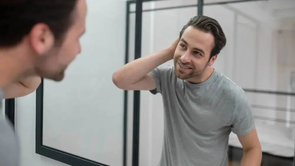 Внезапные изменения в поведении мужчины, говорящие о романе на стороне. Фото © Shutterstock / FOTODOM / Dmytro Zinkevych