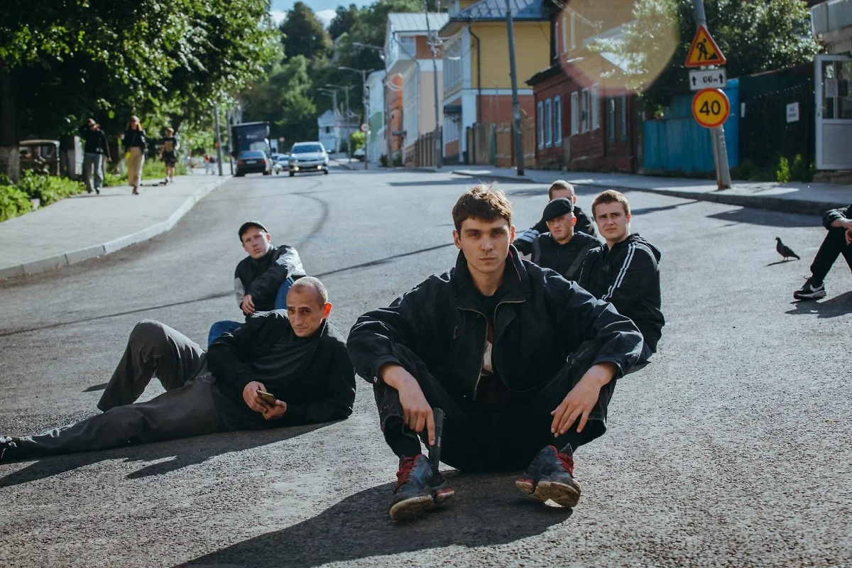 «Дети перемен» — снова сериал о девяностых. Спустя почти 30 лет это десятилетие смотрится уже не так, как во времена «Бригады» и «Бандитского Петербурга». Фото © Кадр из фильма «Дети перемен», режиссёры Сергей Тарамаев, Любовь Львова / Kinopoisk