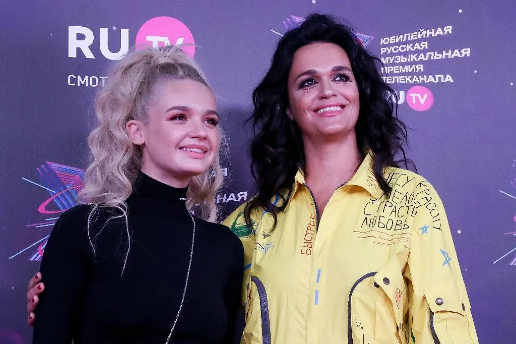 Александра действительно похожа на Славу. Чёрное ей идёт. Фото © ТАСС / Сергей Карпухин