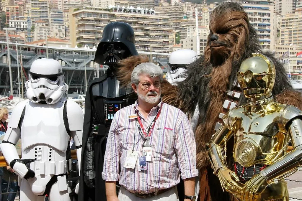 Джордж Лукас в компании героев «Звёздных войн». Фото © ТАСС / imago images / Melzer