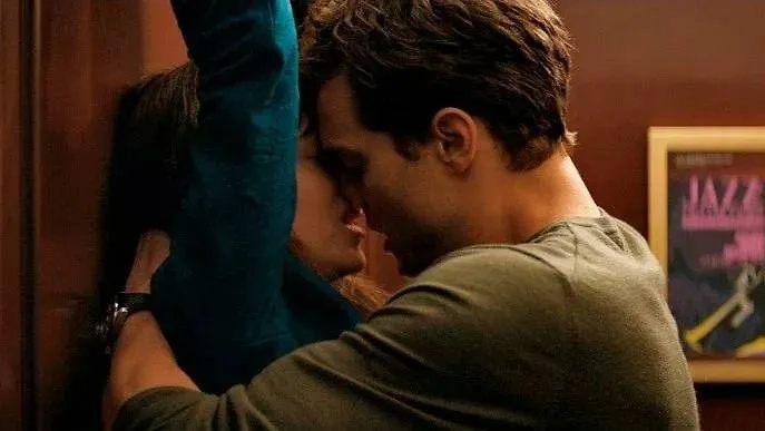 Фото © Кадр из фильма «Пятьдесят оттенков серого», режиссёр Сэм Тейлор-Джонсон / Kinopoisk