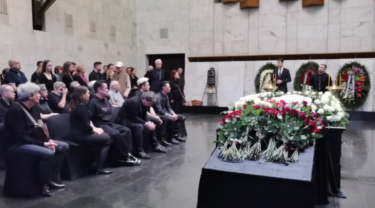 На прощании с Фроликовым были многие коллеги по группе, включая Владимира Политова, Михаила Жеребкина и Владимира Игонина. Фото © Life.ru