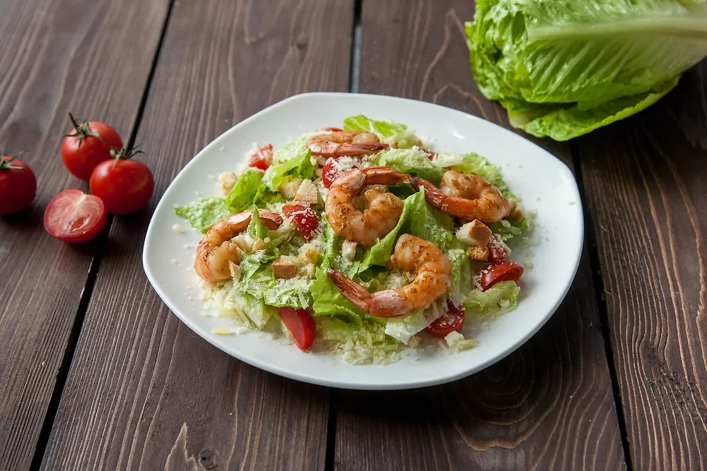 «Цезарь с креветками» — одна из самых вкусных вариаций. Фото © Shutterstock / FOTODOM / Evgeny Antonyuk