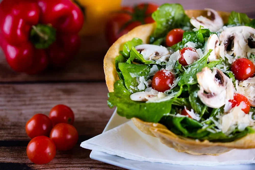 Грибы — нестандартное дополнение к «Цезарю». Фото © Shutterstock / FOTODOM / Ayman K